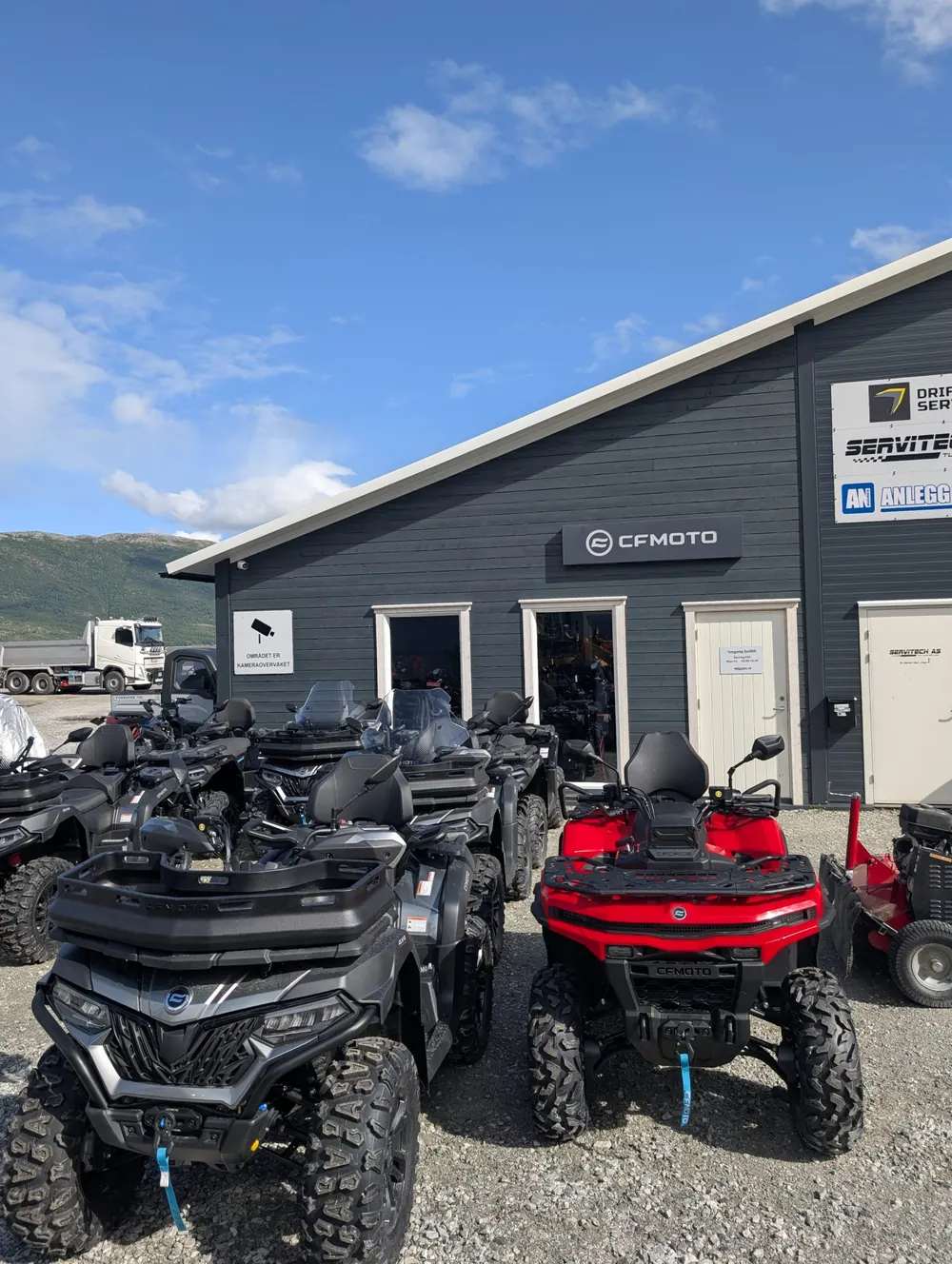 CFMOTO ATV-er utenfor butikken til Servitech
