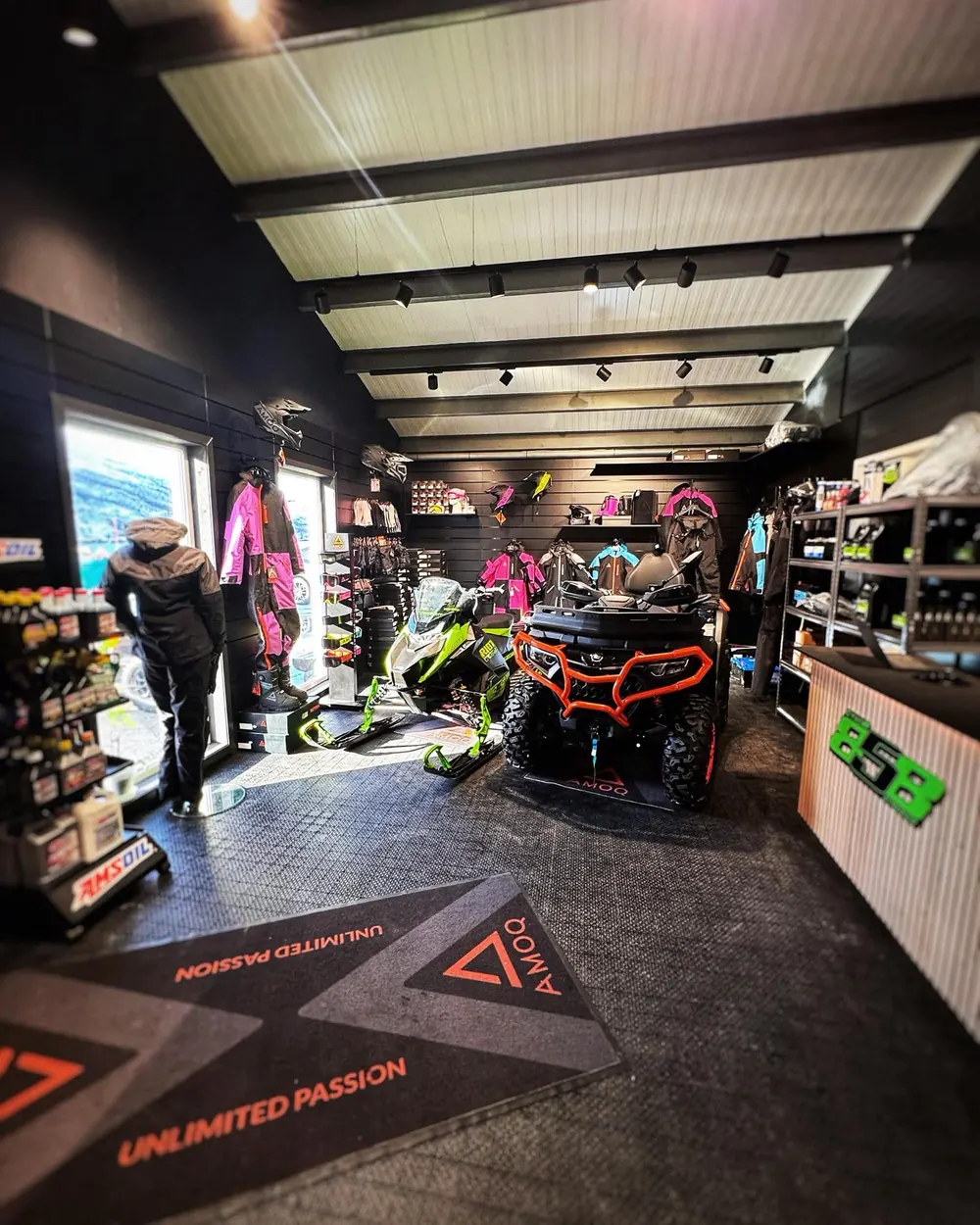 Butikken hos Servitech med Arctic Cat-snøscooter, CFMOTO-ATV og AMOQ-bekledning