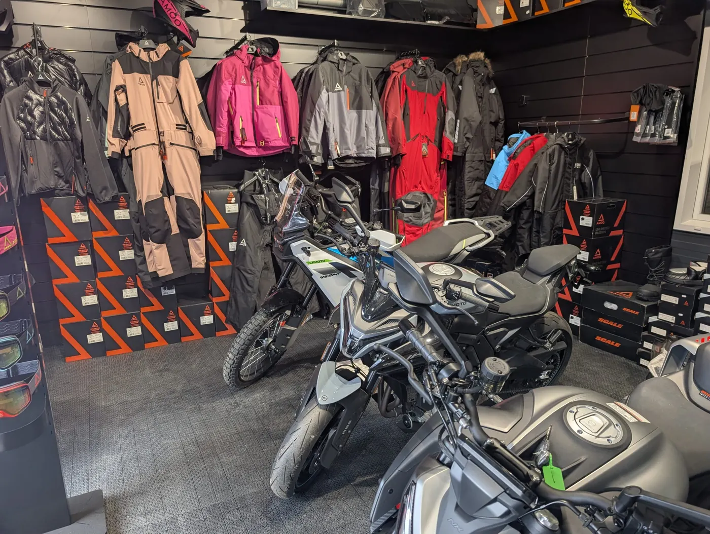 Motorsykler til salgs i butikken hos Servitech