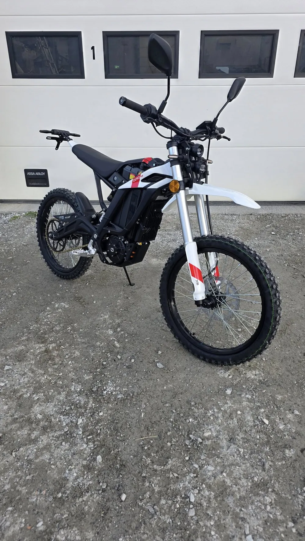 Elektrisk Zero XB-motorsykkel med piggdekk foran verkstedet